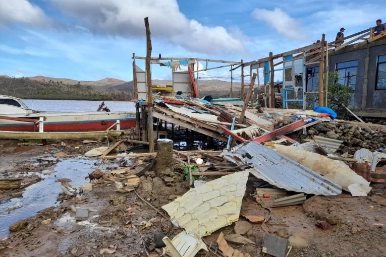 Vue d'un quartier de la ville de Basilisa, sur l'île de Dinagat aux Philippines, après le passage du typhon Rai en décembre 2021.
