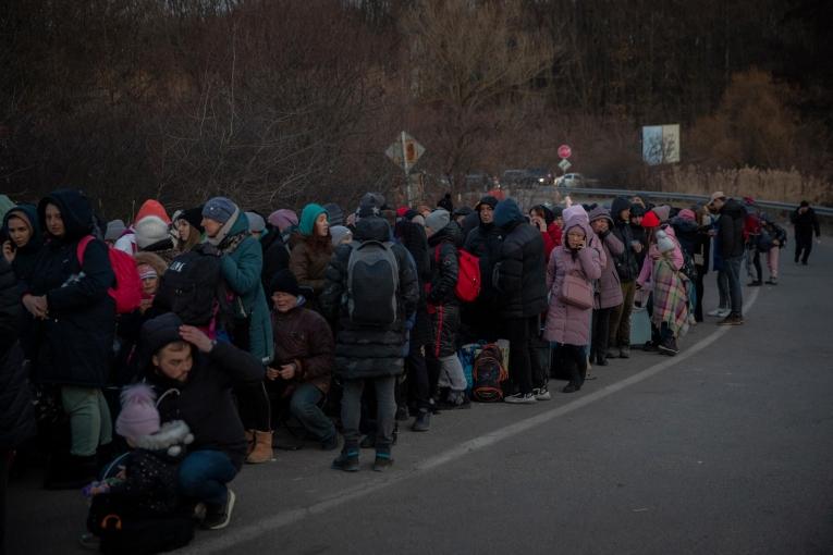 Des centaines d'Ukrainiens font la queue pour passer en Slovaquie. 6 mars 2022.