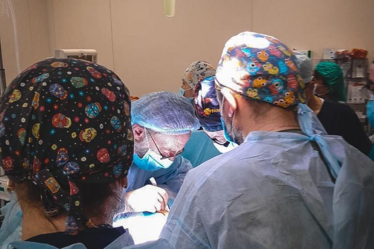 Un chirurgien MSF ldans la salle d'opération de l'hôpital Okhmadet de Kiev. 14 mars 2022.