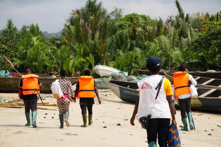 Une équipe de MSF à l'entrée du village d'Enyenge dans le sud-ouest du Cameroun.