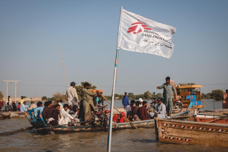 Dans certains villages situés autour de la ville de Dadu, les villageois sont obligés d'emprunter des bateaux pour se déplacer, car le niveau de l'eau n'est pas suffisamment redescendu. Pakistan.