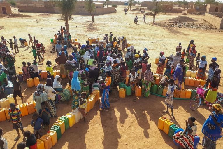 Une distribution d'eau par les équipes MSF à Djbo, en 2019. Burkina Faso.