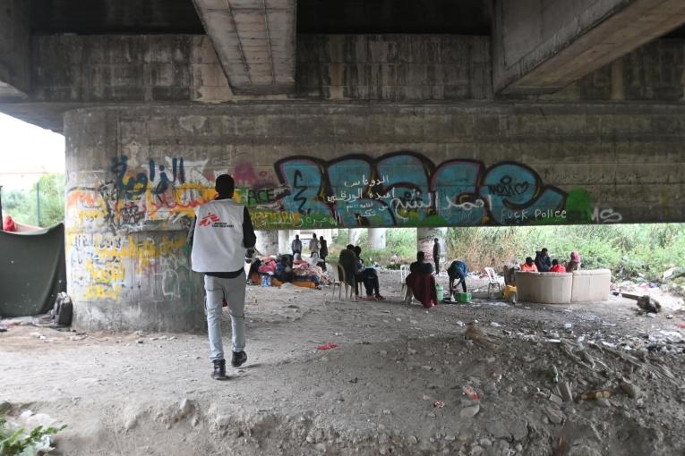 Campement informel de long de Roya, à Vintimille en Italie, où les personnes en transit trouvent refuge avant de traverser la frontière. Une clinique mobile de MSF leur fournit une assistance médicale depuis janvier 2023.