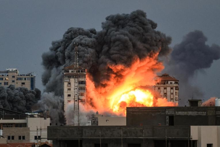 Vue de la destruction d'un immeuble par une frappe de l'armée israélienne le 7 octobre 2023.