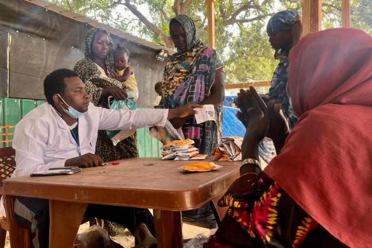 Le 1er novembre, 567 enfants ont été examinés dans le cadre du programme nutritionnel ambulatoire du centre de santé d'Adré. Les cas les plus graves sont référés à l'hôpital et ceux qui peuvent être traités à domicile reçoivent des aliments thérapeutiques et un traitement à prendre jusqu'à leur prochaine consultation médicale de suivi.