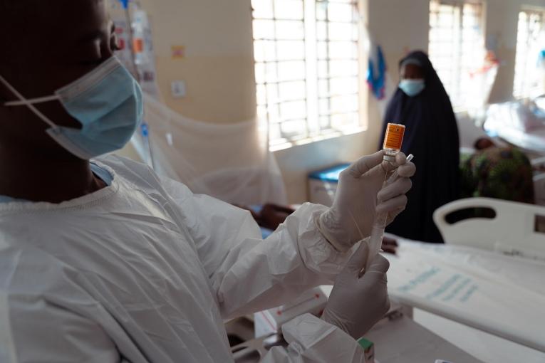 Un membre du personnel médical prépare une dose d'anti-toxine contre la diphtérie. Nigeria. 2023.