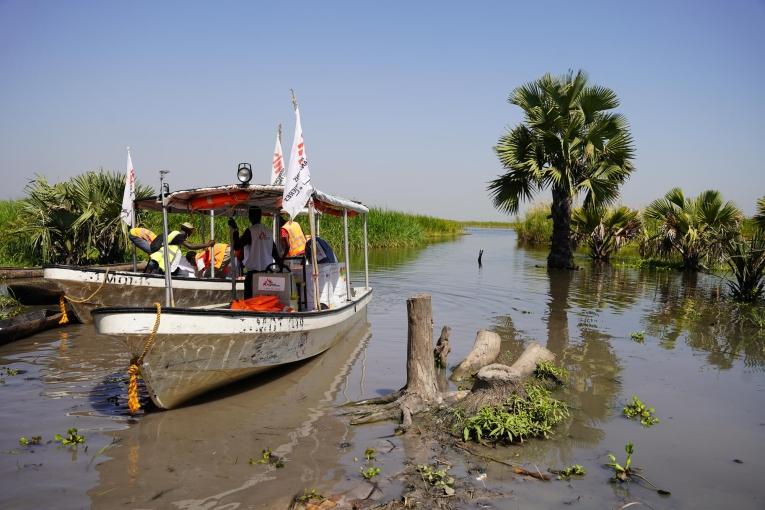 Une embarcation rapide MSF amarrée à Toch a été chargée de boîtes de vaccins contre l'hépatite E à destination de l'hôpital MSF d'Old Fangak, dans l'État de Jonglei.