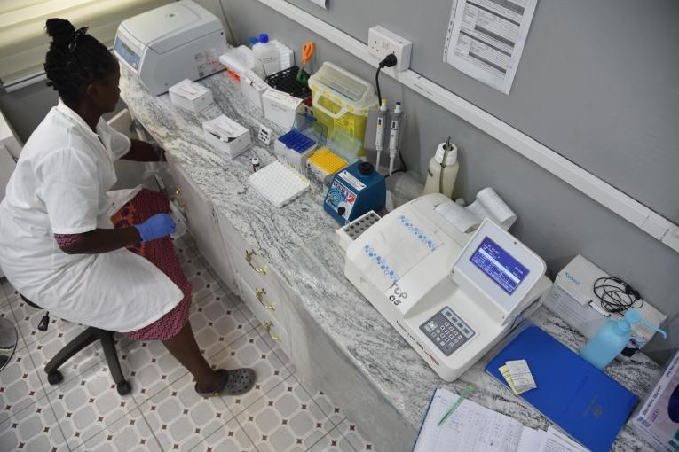 Laboratoire de l'hôpital régional de Makeni enregistrant les résultats des tests de tuberculose.