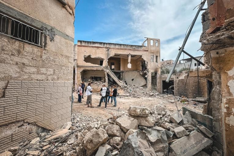 Une équipe MSF accompagnée de volontaires paramédicaux évaluent les dégâts et les besoins dans le camp de Jénine à la suite d'une violente incursion israélienne entre le 21 et le 23 mai 2024. Cisjordanie, Palestine.