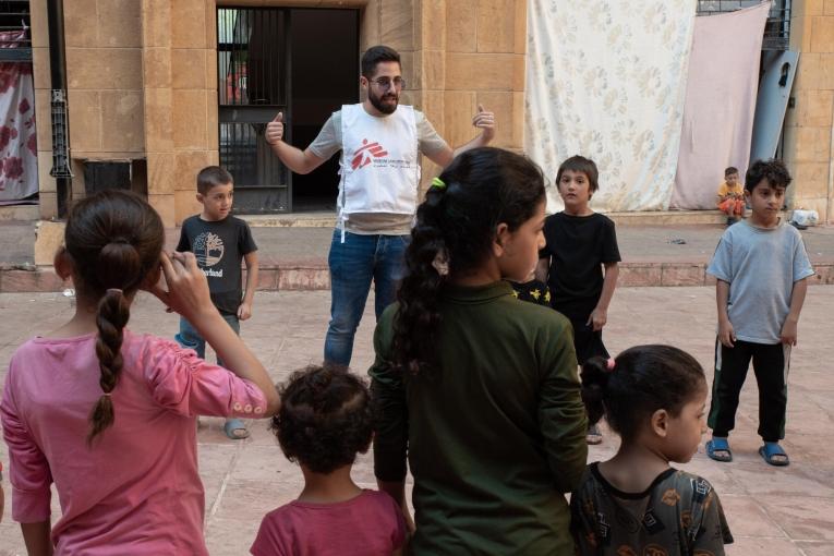 Un membre des équipes MSF organise des activités pour les enfants dans l'abri d'Azarieh à Beyrouth. Octobre 2024. Liban.
