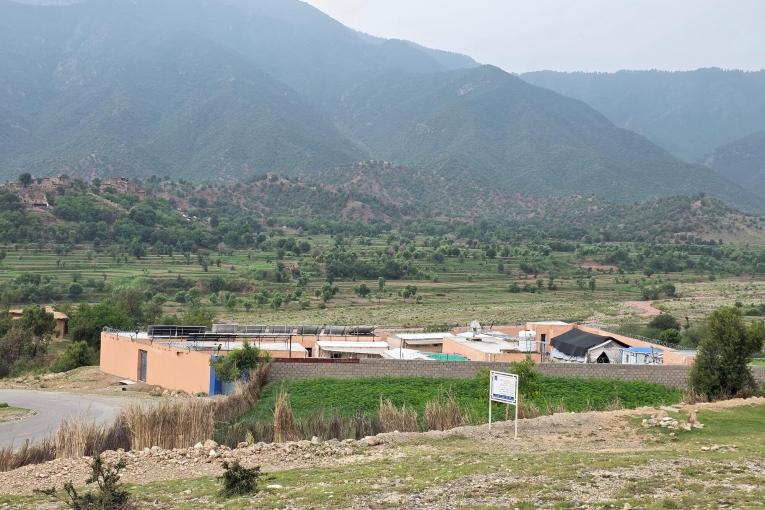 Vue de la clinique de MSF dans la vallée de Tirah, près de la frontière afghane, une région marquée par les destructions  et le déplacement de milliers de personnes à cause du conflit entre les forces gouvernementales et les groupes armés. Pakistan, juin 2025