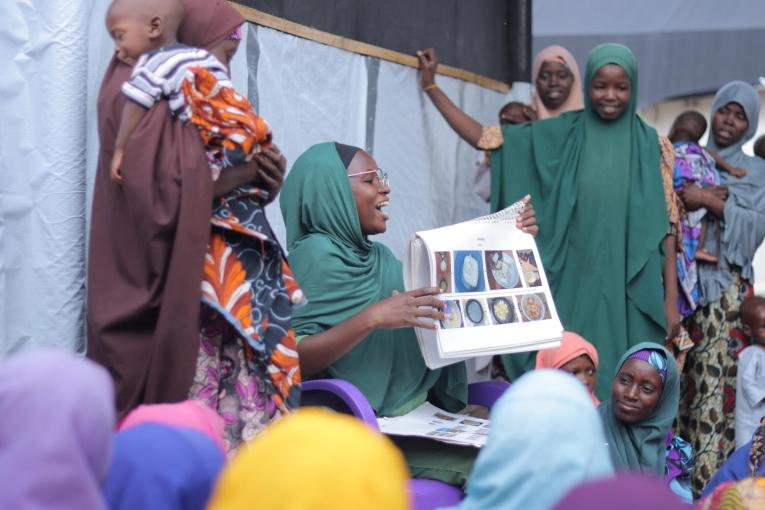 Une agent de promotion de la santé MSF dans l'un des centres de nutrition thérapeutique de MSF dans l'État de Katsina où, comme dans tout le nord du Nigeria, une grave crise de malnutrition s'aggrave depuis quelques années.