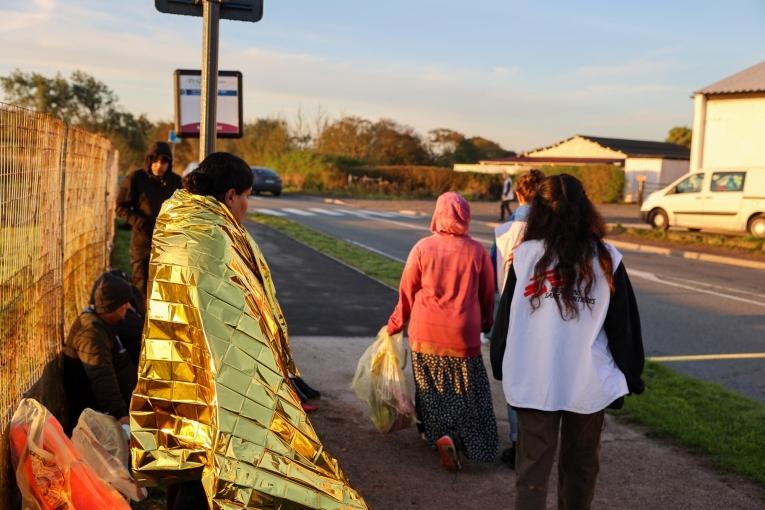 Les membres du personnel de MSF apportent leur aide aux survivants de naufrages ou de tentatives échouées de traversée de la Manche pour rejoindre l'Angleterre.