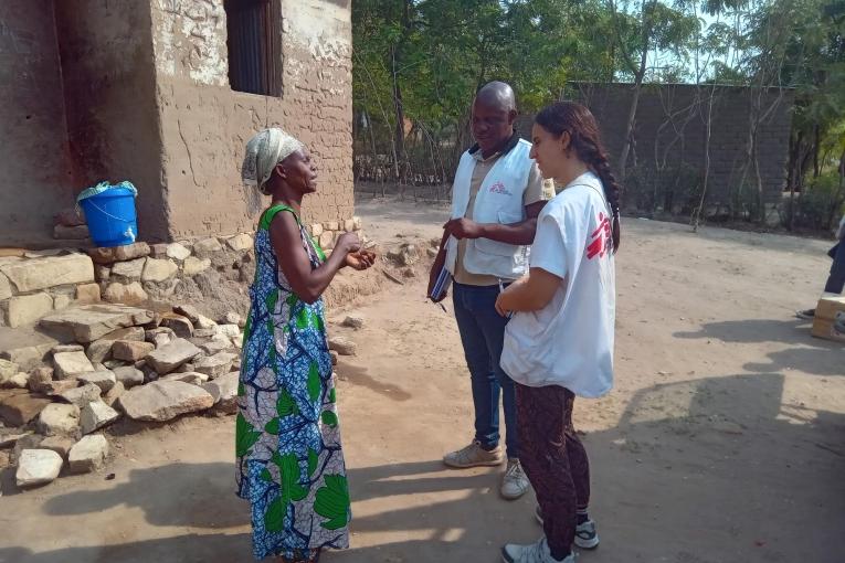 Une habitante du village de Lweba, dans le territoire de Fizi, au Sud-Kivu, en République démocratique du Congo échange avec des intervenants MSF
