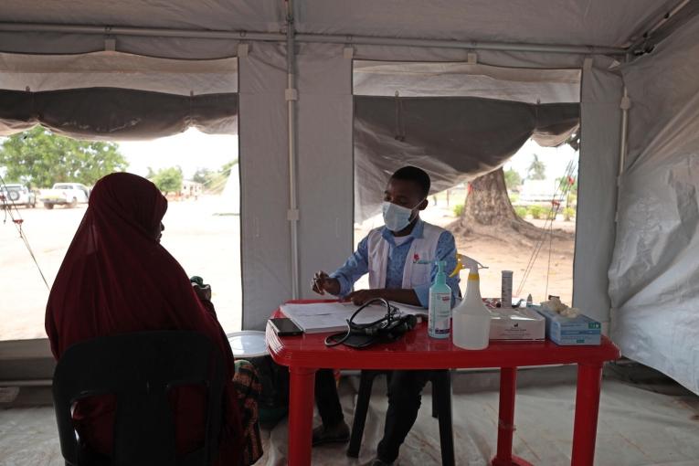 Baltazar Vicente Sassita, responsable clinique MSF, s'occupe d'une femme à la clinique mobile d'Alua Sede, district d'Eráti, province de Nampula.