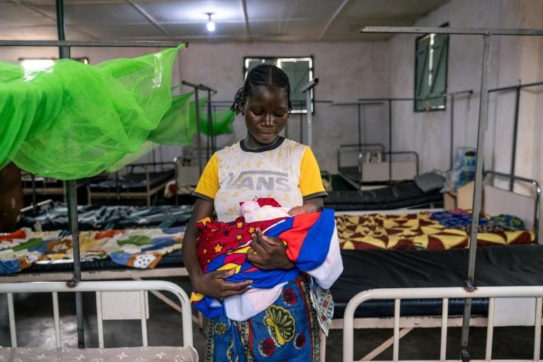Herminia Nandole est restée  à la maison Bignola en attente de son accouchement, où tous les frais et services ont été pris en charge. Hermina rêve voir sa fille devenir médecin lorsqu’elle sera grande.