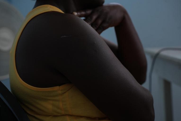 Une survivante âgée de 34 ans raconte son histoire lors d'un entretien avec le personnel de MSF à la clinique Pran Men'm. Commerçante de profession, elle voyageait avec un groupe de femmes pour acheter des marchandises lorsque des hommes armés ont intercepté leur camion et l'ont forcé à quitter la route principale sous la menace d'une arme. Le groupe a été emmené dans un endroit isolé, où les femmes ont été victimes d'agressions violentes et de violences sexuelles.  