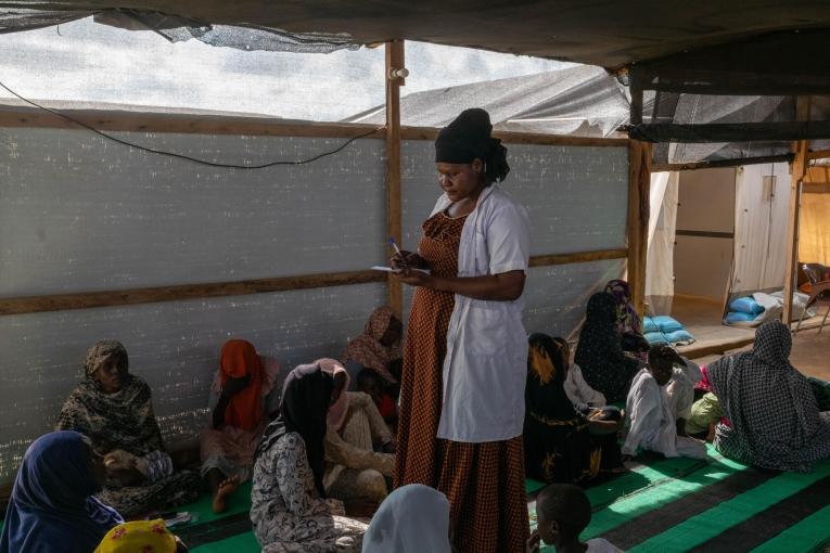 Une aide-soignante exerce dans une clinique de terrain MSF à Adré. 