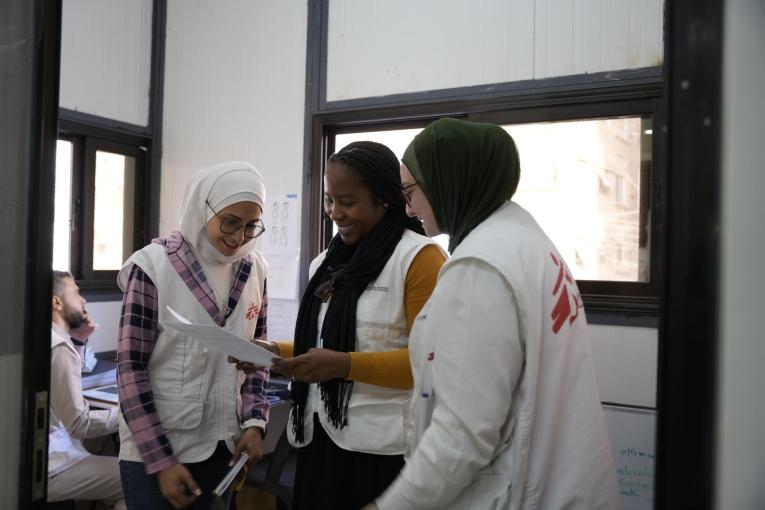 Marion, responsable des activités de santé mentale chez MSF, dans le centre de soins de santé primaires de Daraya, accompagnée de Ranin, assistante sociale et Sidra, intervenante en santé mentale.