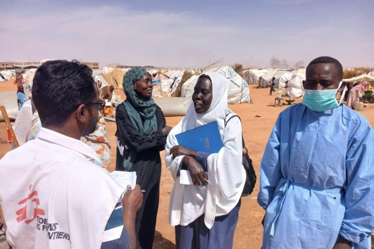 Un membre du personnel de MSF discute avec une femme à Al Mina Al Muwahad, le plus grand camp de déplacés près de la ville d'El Obeid.