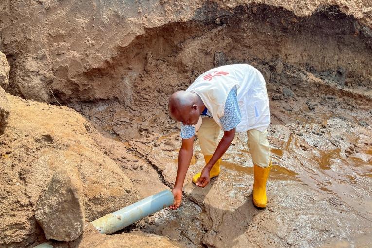 MSF augmente la distribution d'eau dans le camp de Busuma
