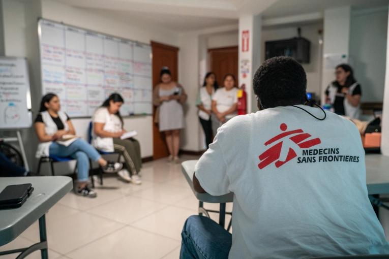 Le personnel de MSF tient une réunion d'équipe à la clinique de San Pedro Sula.