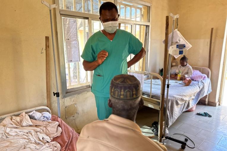 Un médecin soigne un patient au Tchad