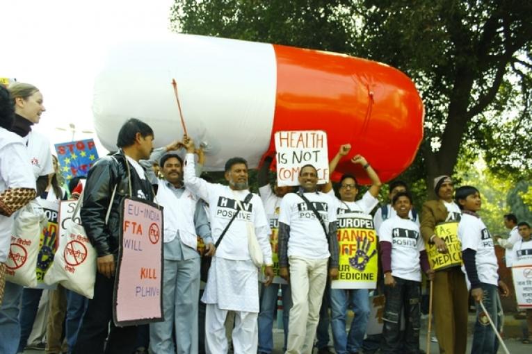 Près de 2 000 personnes vivant avec le VIH MSF et d'autres organisations de la société civile se sont rassemblées dans les rues de New Delhi pour protester contre l'Accord commercial Inde Europe.