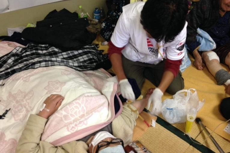 Un infirmier MSF prodigue des soins à un patient dans un refuge de la région de Minamiaso.