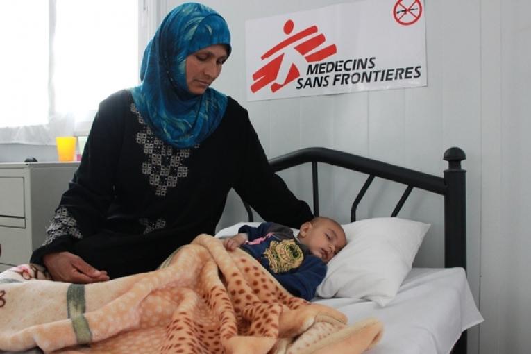 Le petit Younes âgé de 5 mois est pris en chargé à l'hôpital MSF du camp de Zaatari.