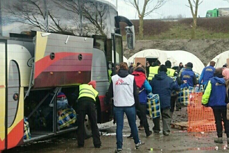 Les migrants s'installant dans le nouveau camp de la Linière le 7 mars 2016
