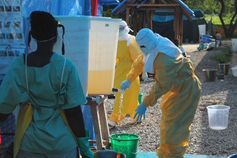 Procédure de désinfection d'un personnel MSF après avoir travaillé dans la zone à haut risque dans le centre de prise en charge d'Ebola à Foya au Liberia. Martin Zinggl/MSF