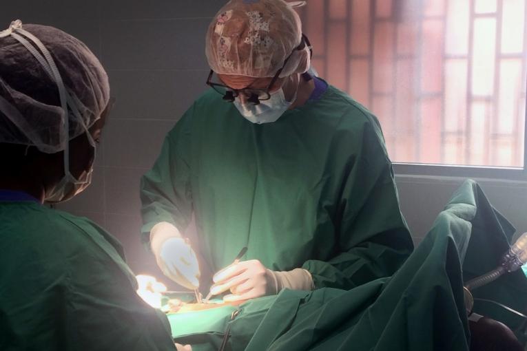 Une opération chirurgicale au Bardnesville Junction Hospital dans la périphérie Monrovia au Liberia en janvier 2018.