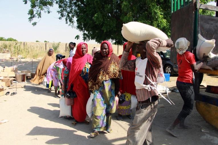 Une distribution de nourriture de MSF à des réfugiés à Maïduguri en décembre 2016.