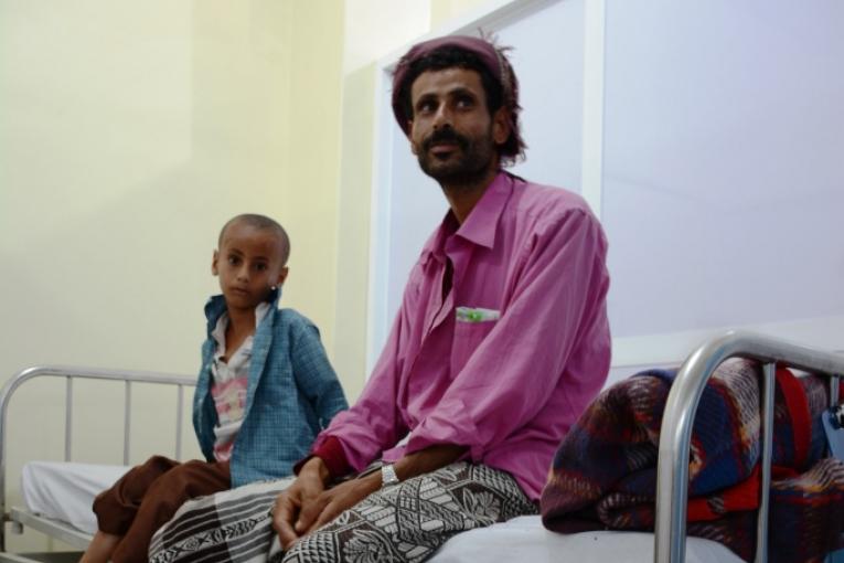 Mansoor et son fils Aseel à l'hôpital MSF dédié à la santé materno infantile à Taïz.