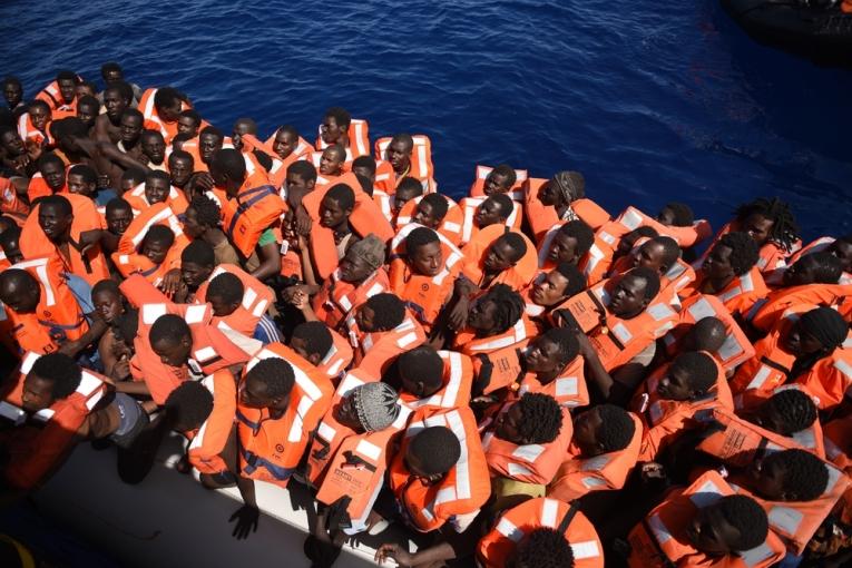 Des naufragés secourus en mer par le Bourbon Argos en juin 2016.