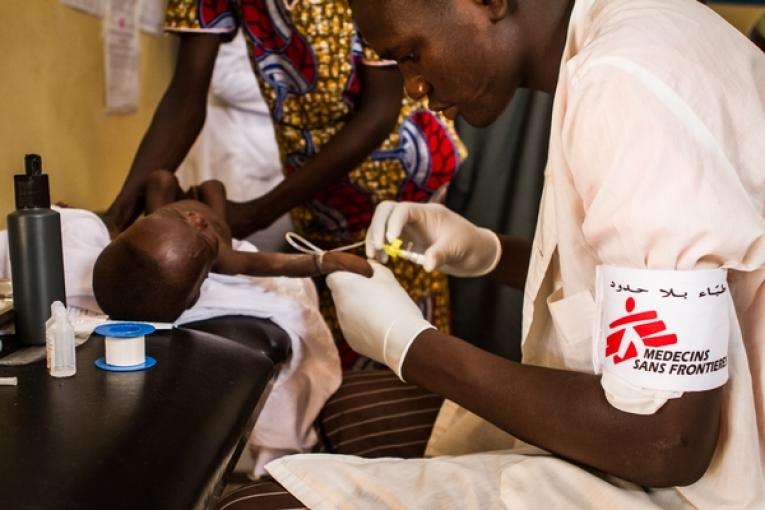 Un infirmier en consultation avec un enfant malnutri au Centre de Réhabilitation Nutritionnelle Intensive (CRENI) de Guidan Roumdji au Niger  Août 2012.