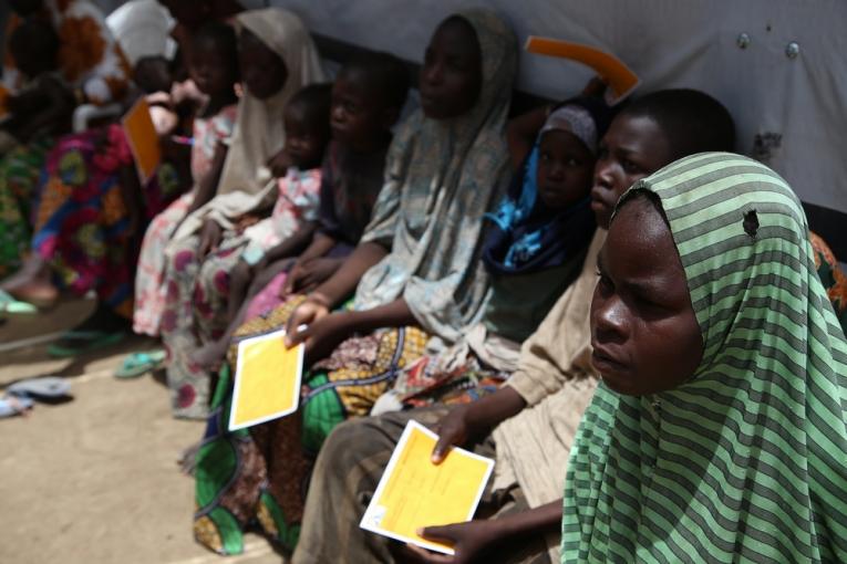 Des femmes attendent leur consultation devant l'hôpital MSF dans le camp de Pulka.