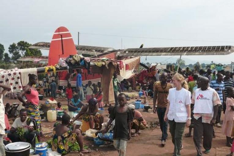 Les déplacés s’abritent désormais sous les ailes des avions et partout où cela est possible.