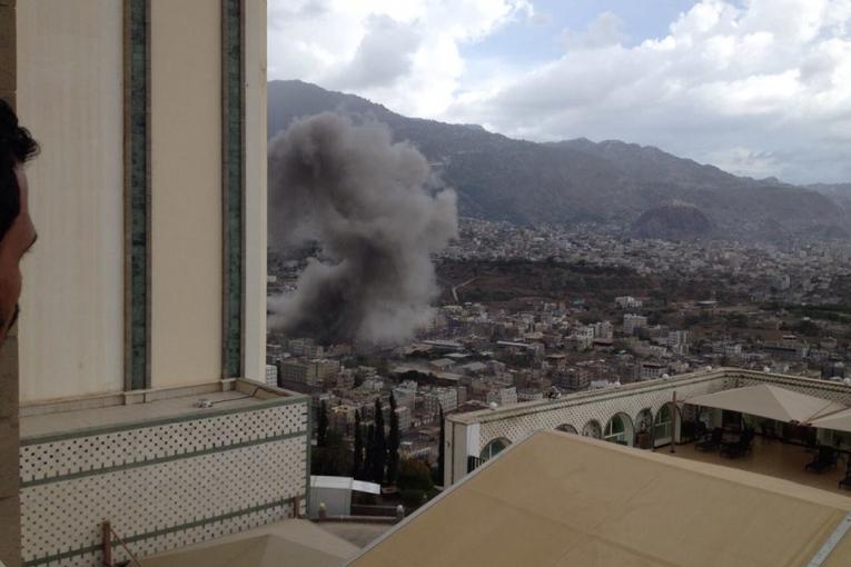Vue aérienne de Taiz pendant un bombardement le 3 juin 2015.