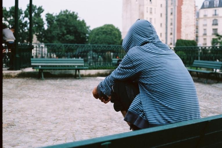 Un jeune mineur dans un square à Paris.