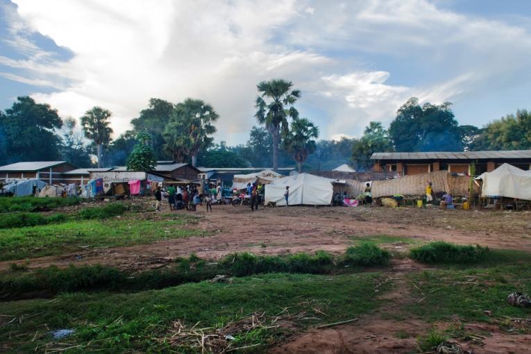 Des milliers de personnes ont trouvé refuge dans l’enceinte de l’hôpital de Batangafo soutenu par MSF.