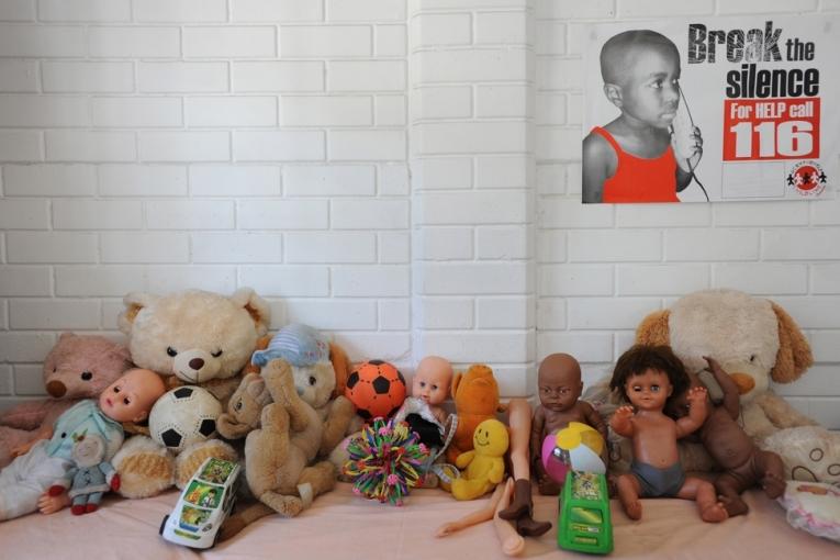 Dans la clinique MSF de Mbare au Zimbabwe les psychologues demandent aux enfants de confier ce qu'ils ont subi à des ours en peluche ou de montrer via les peluches sur quelle partie du corps ils ont été abusés.