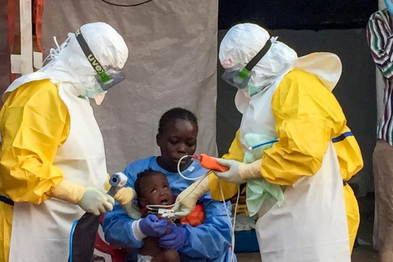 Jariatu est une ancienne patiente de MSF et a survécu à Ebola à Freetown en Sierra Leone. Elle fait maintenant partie de l'équipe de prise en charge des jeunes enfants séparés de leur famille. Février 2015