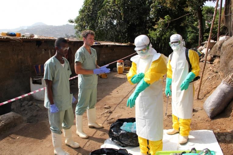 Une équipe MSF de lutte contre Ebola à Freetown en Sierra Leone.