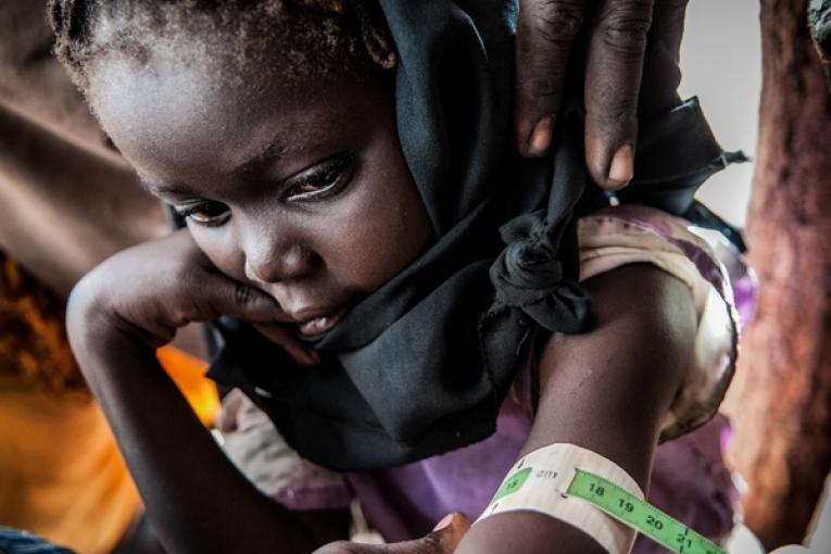 Mesure du périmètre bracchial (MUAC) pour évaluer le degré de malnutrition d'un enfant dans le camp de Yida.