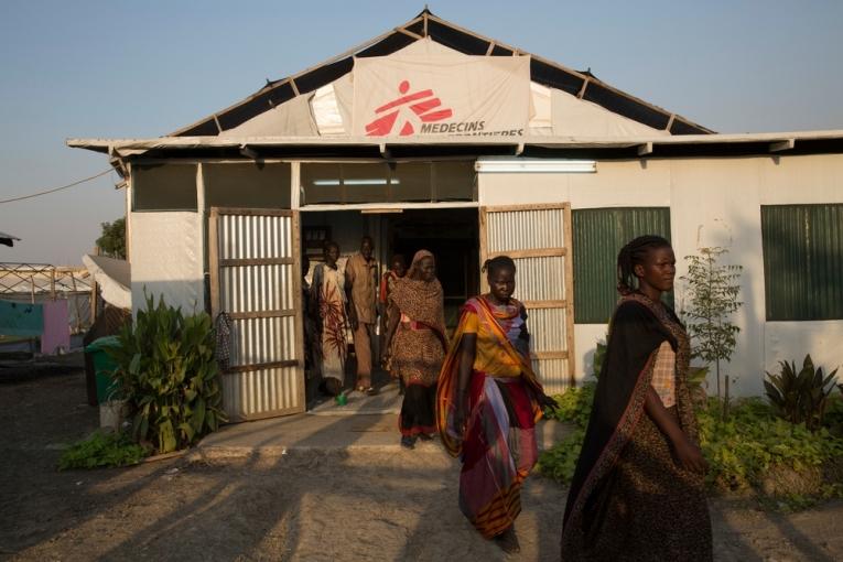 A Malakal MSF gère un hôpital de 50 lits incluant une salle d'urgence ouverte 24h/24 et travaille aussi dans une autre salle d'urgence à l'intérieur même du site de protection des civils. Novembre 2015 Anna Surinyach/MSF