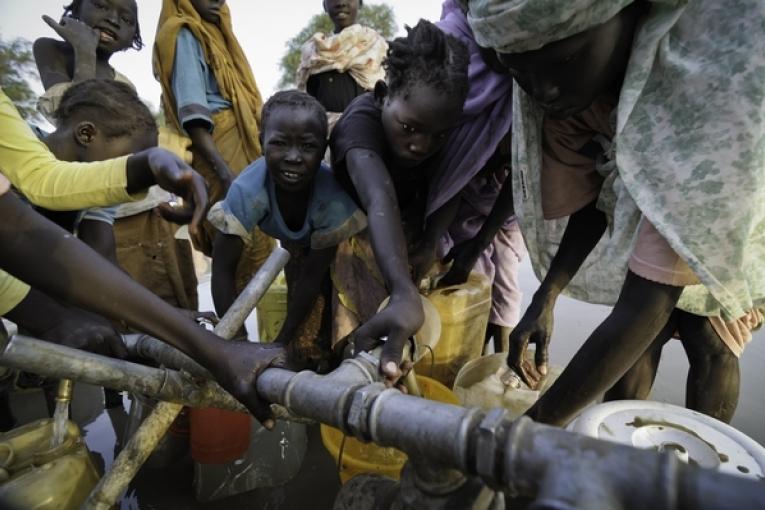 Des réfugiés soudanais collectent de l'eau au point d'eau MSF du camp de Jamam au Soudan du Sud  Mars 2012.
