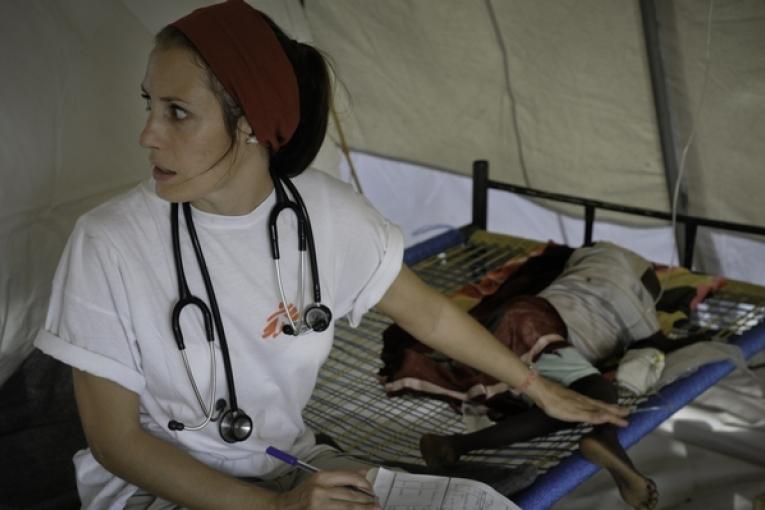 Dans la salle des urgences du dispensaire de MSF dans le camp de réfugiés de Jamam au Soudan du Sud  Mars 2012.