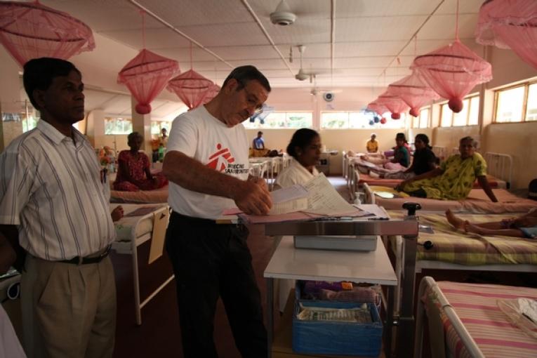 Un chirurgien rend visite à ses patients dans l’hôpital de Mullaitivu. En 2012 MSF a graduellement transféré ses responsabilités dans cet hôpital au ministère de la Santé.